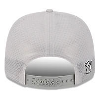 Casquette camionneur ajustable grise New Era 9SEVENTY des Pittsburgh Steelers 2025 Sideline pour homme