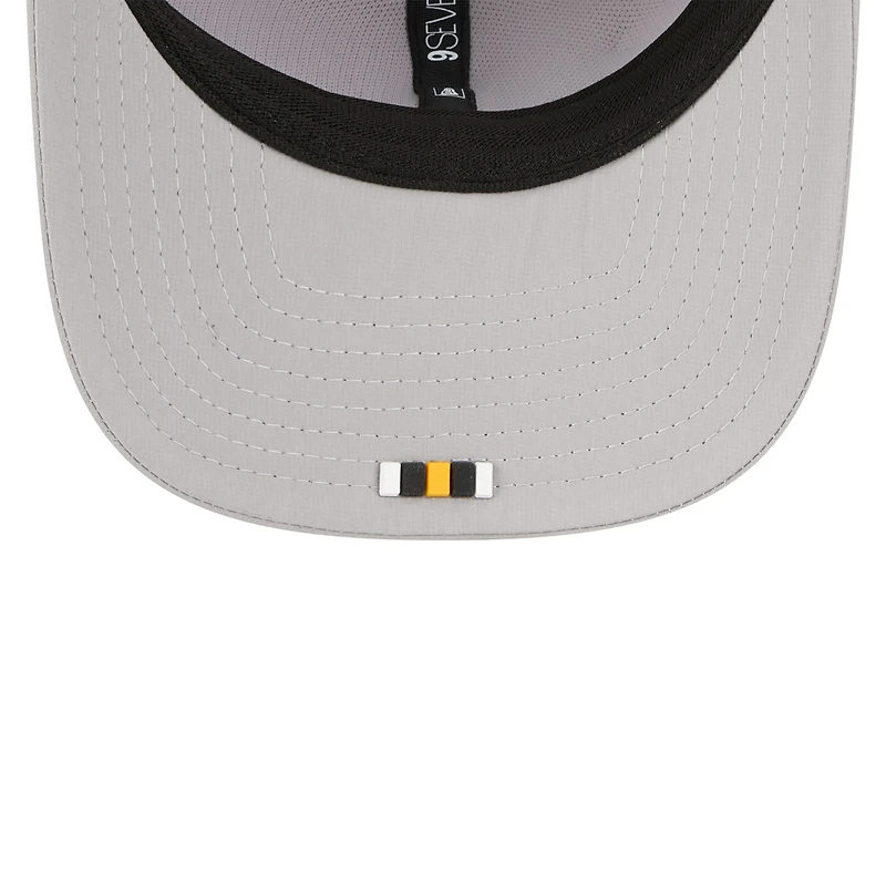 Casquette camionneur ajustable grise New Era 9SEVENTY des Pittsburgh Steelers 2025 Sideline pour homme