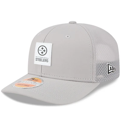 Casquette camionneur ajustable grise New Era 9SEVENTY des Pittsburgh Steelers 2025 Sideline pour homme