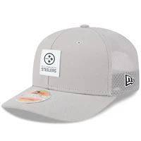 Casquette camionneur ajustable grise New Era 9SEVENTY des Pittsburgh Steelers 2025 Sideline pour homme