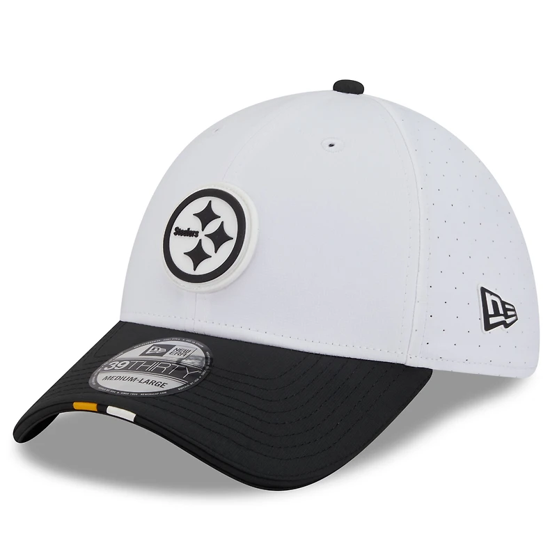 Casquette New Era 39THIRTY Flex blanche/noire pour homme, camp d'entraînement NFL 2025 des Pittsburgh Steelers
