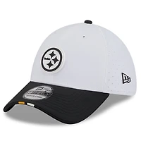 Casquette New Era 39THIRTY Flex blanche/noire pour homme, camp d'entraînement NFL 2025 des Pittsburgh Steelers