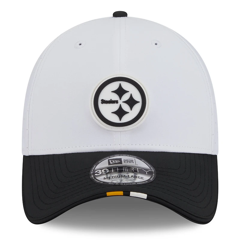 Casquette New Era 39THIRTY Flex blanche/noire pour homme, camp d'entraînement NFL 2025 des Pittsburgh Steelers