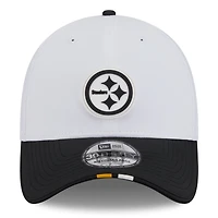 Casquette New Era 39THIRTY Flex blanche/noire pour homme, camp d'entraînement NFL 2025 des Pittsburgh Steelers