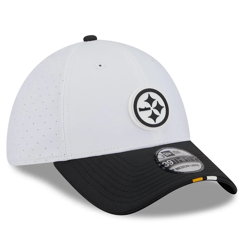 Casquette New Era 39THIRTY Flex blanche/noire pour homme, camp d'entraînement NFL 2025 des Pittsburgh Steelers