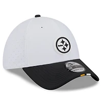 Casquette New Era 39THIRTY Flex blanche/noire pour homme, camp d'entraînement NFL 2025 des Pittsburgh Steelers