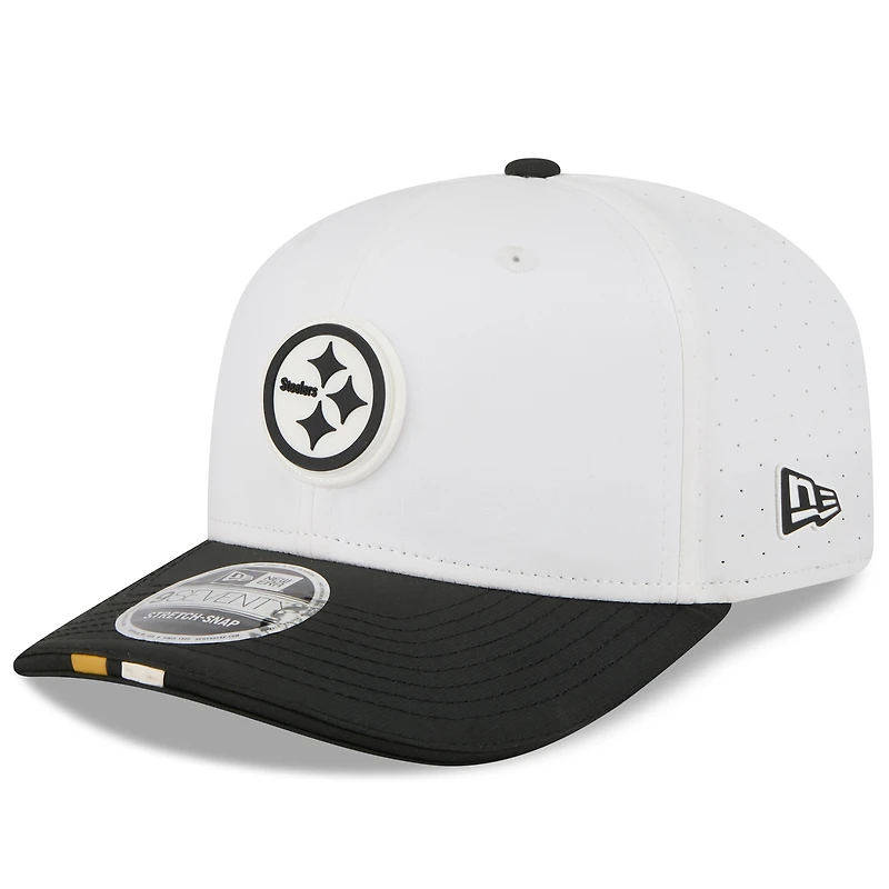 Casquette ajustable 9SEVENTY New Era blanche/noire pour homme, camp d'entraînement NFL 2025 des Pittsburgh Steelers