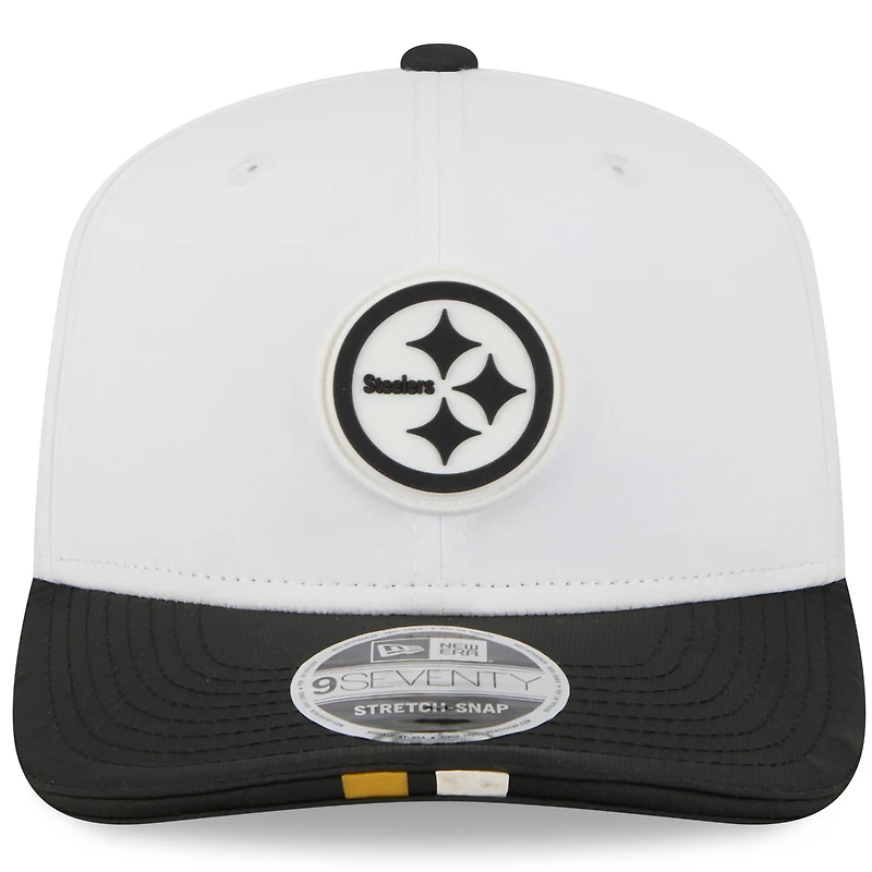 Casquette ajustable 9SEVENTY New Era blanche/noire pour homme, camp d'entraînement NFL 2025 des Pittsburgh Steelers