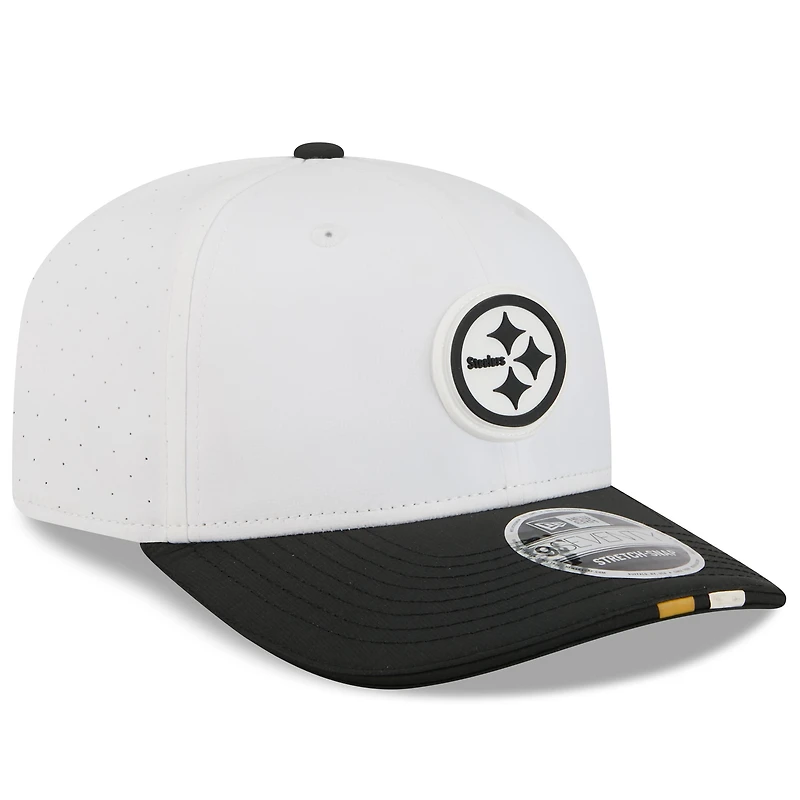 Casquette ajustable 9SEVENTY New Era blanche/noire pour homme, camp d'entraînement NFL 2025 des Pittsburgh Steelers