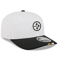 Casquette ajustable 9SEVENTY New Era blanche/noire pour homme, camp d'entraînement NFL 2025 des Pittsburgh Steelers