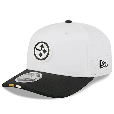 Casquette ajustable 9SEVENTY New Era blanche/noire pour homme, camp d'entraînement NFL 2025 des Pittsburgh Steelers