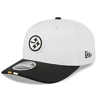 Casquette ajustable 9SEVENTY New Era blanche/noire pour homme, camp d'entraînement NFL 2025 des Pittsburgh Steelers