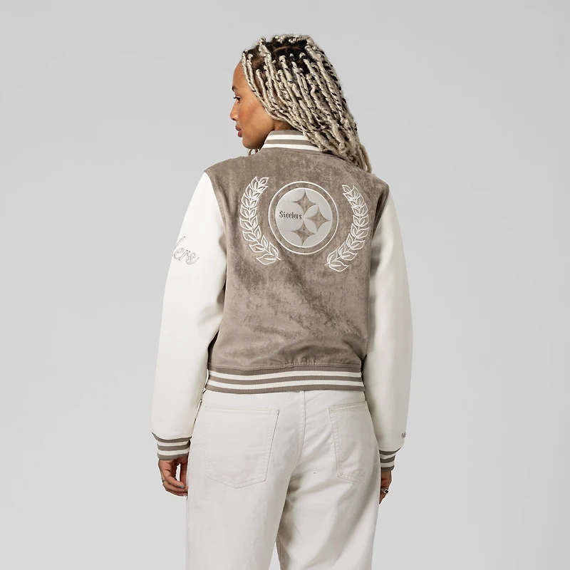 Veste universitaire Mitchell & Ness beige Pittsburgh Steelers pour femme, à boutons-pression.