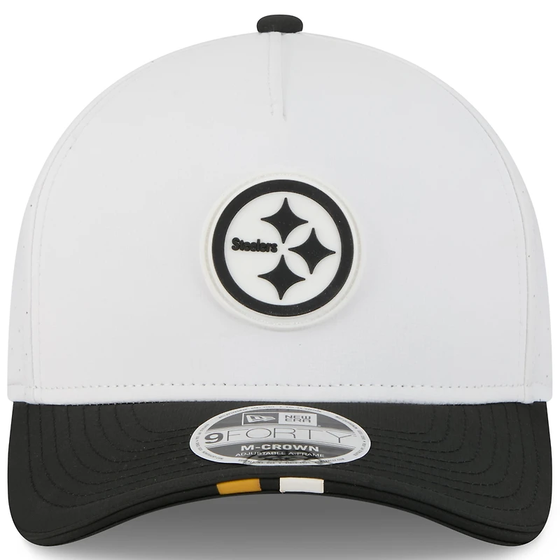 Casquette ajustable New Era blanche/noire 9FORTY du camp d'entraînement NFL 2025 des Pittsburgh Steelers