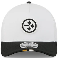 Casquette ajustable New Era blanche/noire 9FORTY du camp d'entraînement NFL 2025 des Pittsburgh Steelers