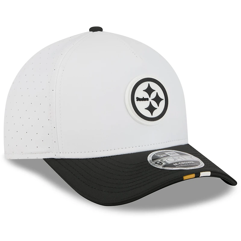 Casquette ajustable New Era blanche/noire 9FORTY du camp d'entraînement NFL 2025 des Pittsburgh Steelers
