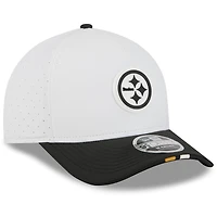 Casquette ajustable New Era blanche/noire 9FORTY du camp d'entraînement NFL 2025 des Pittsburgh Steelers