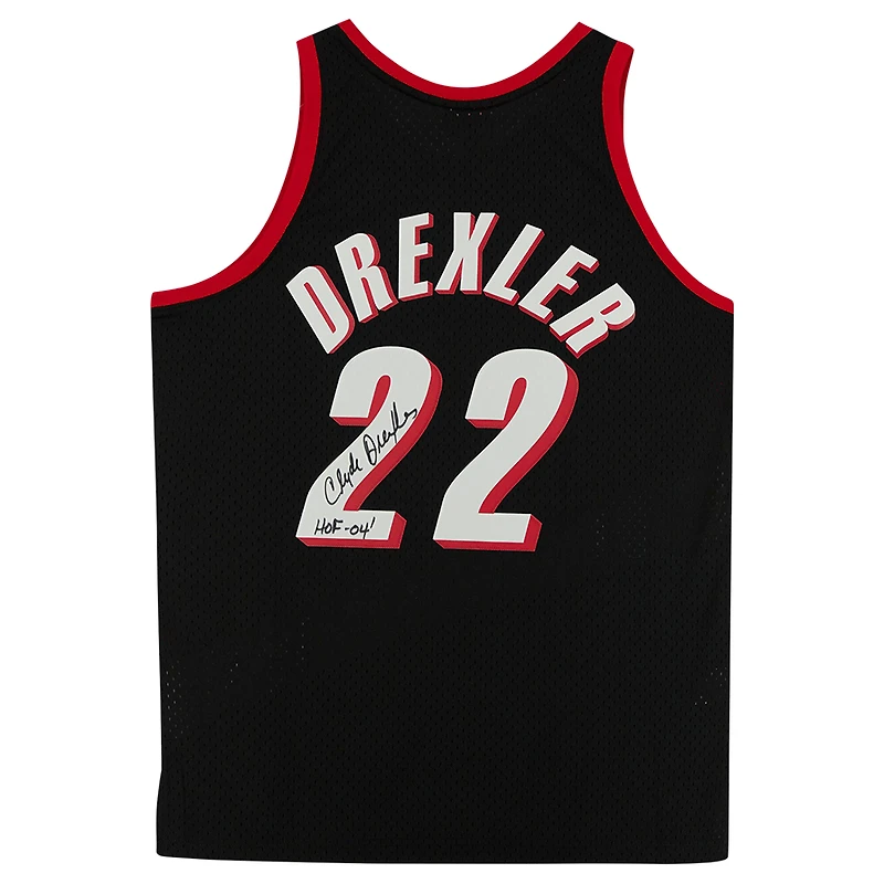 Maillot réplique noir autographié Mitchell & Ness 1990-91 des Portland Trail Blazers de Clyde Drexler avec inscription « HOF 04 »