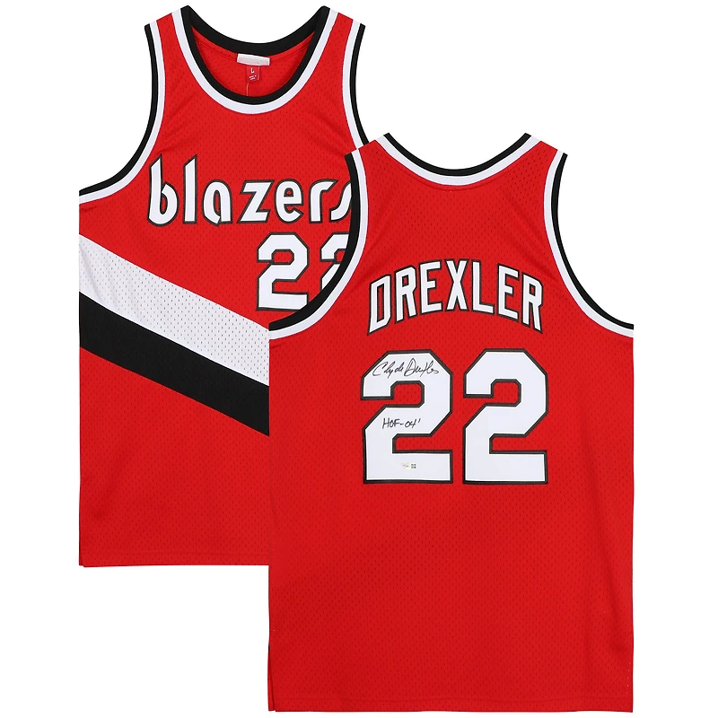 Maillot Swingman rouge Mitchell & Ness autographié par Clyde Drexler des Portland Trail Blazers avec inscription « HOF 04 »