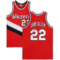 Maillot Swingman rouge Mitchell & Ness autographié par Clyde Drexler des Portland Trail Blazers avec inscription « HOF 04 »