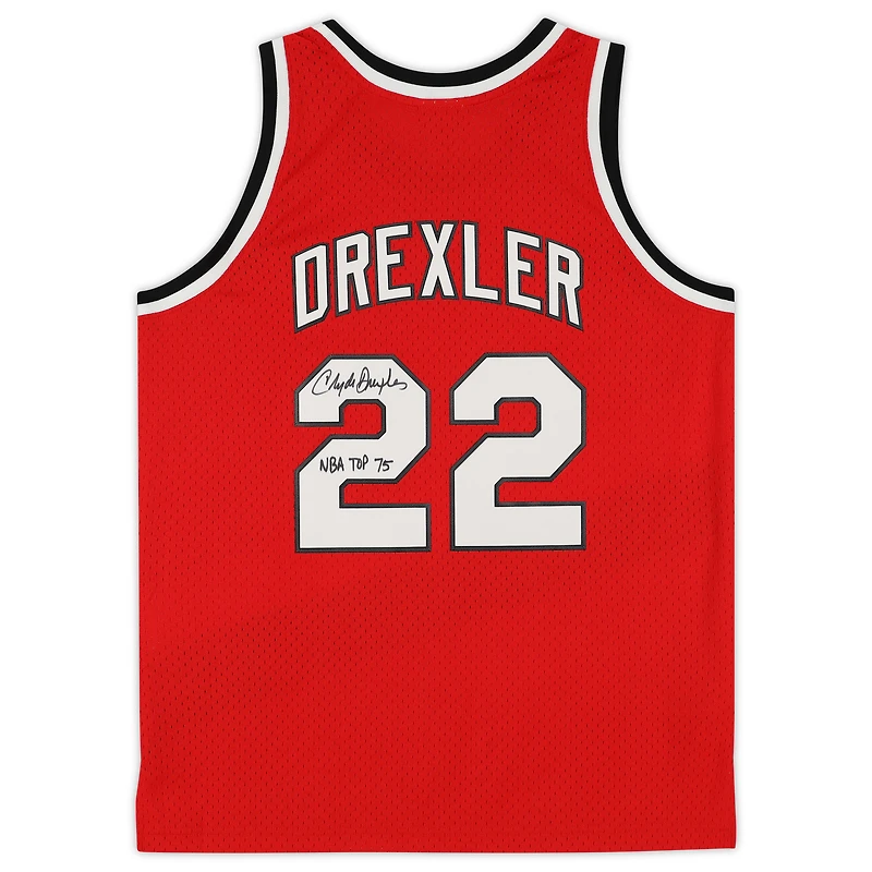 Maillot Swingman rouge dédicacé par Clyde Drexler des Portland Trail Blazers Mitchell & Ness 1983-84 avec inscription « NBA Top 75 »