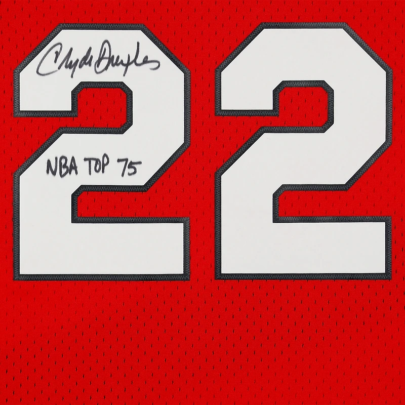 Maillot Swingman rouge dédicacé par Clyde Drexler des Portland Trail Blazers Mitchell & Ness 1983-84 avec inscription « NBA Top 75 »