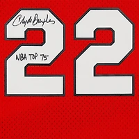 Maillot Swingman rouge dédicacé par Clyde Drexler des Portland Trail Blazers Mitchell & Ness 1983-84 avec inscription « NBA Top 75 »