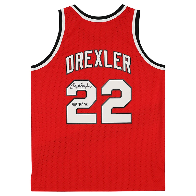 Maillot Swingman rouge dédicacé par Clyde Drexler des Portland Trail Blazers Mitchell & Ness 1983-84 avec inscription « NBA Top 75 »