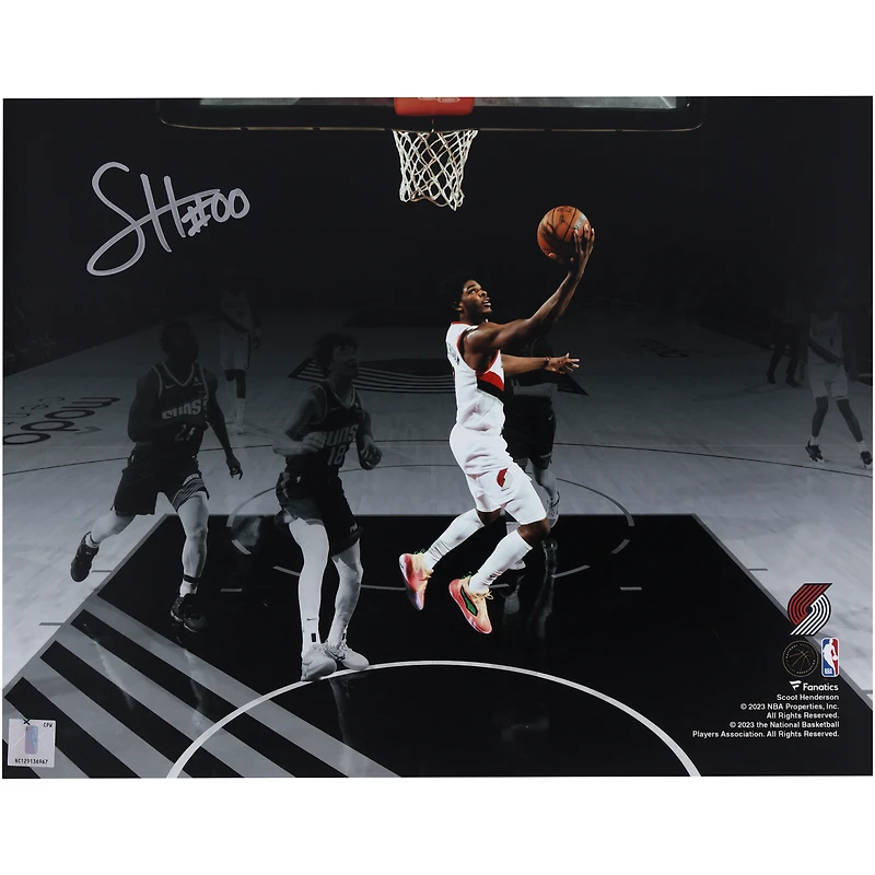 Scoot Henderson Portland Trail Blazers autographié 11" x 14 " Reverse Layup Spotlight Photographie