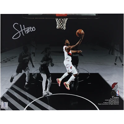 Scoot Henderson Portland Trail Blazers autographié 11" x 14 " Reverse Layup Spotlight Photographie