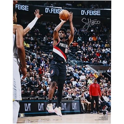 Scoot Henderson, Portland Trail Blazers, photographie autographiée de 16" x 20" de Shooting in Black