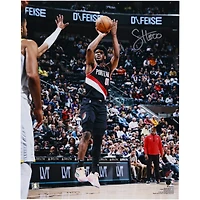 Scoot Henderson, Portland Trail Blazers, photographie autographiée de 16" x 20" de Shooting in Black