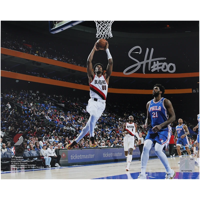 Scoot Henderson, photographe autographié par les Portland Trail Blazers lors du match Dunk contre les Philadelphia 76ers, 8" x 10"