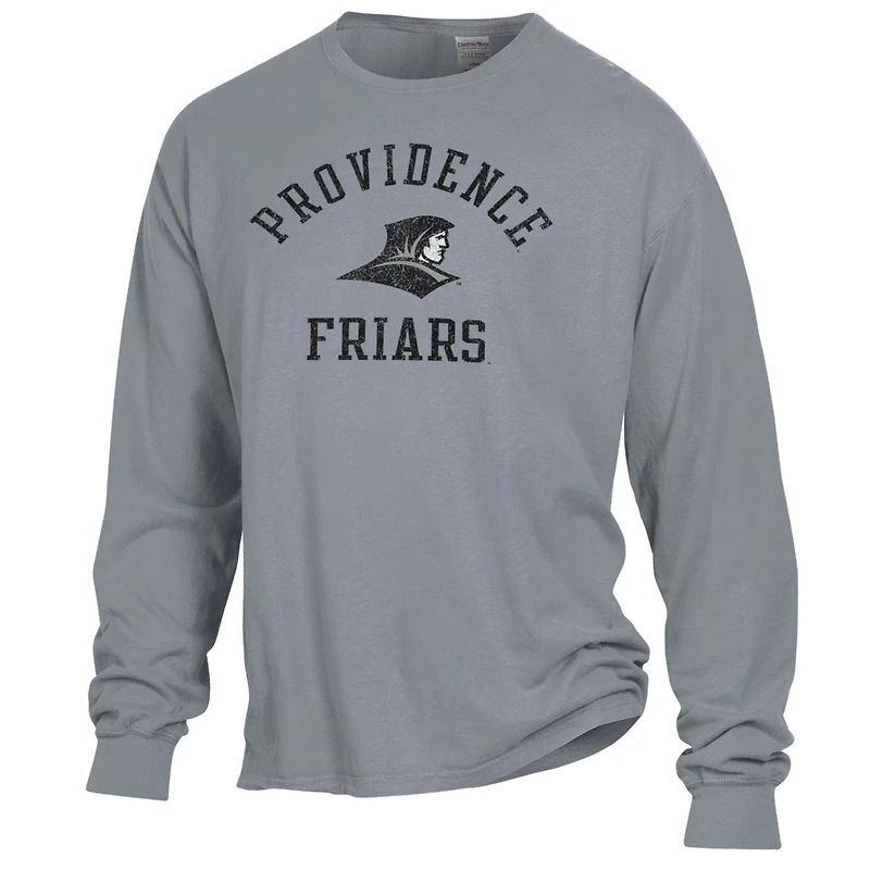 T-shirt à manches longues pour homme ComfortWash gris Providence Friars Arch Logo, teint en pièce