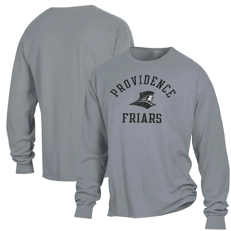 T-shirt à manches longues pour homme ComfortWash gris Providence Friars Arch Logo, teint en pièce