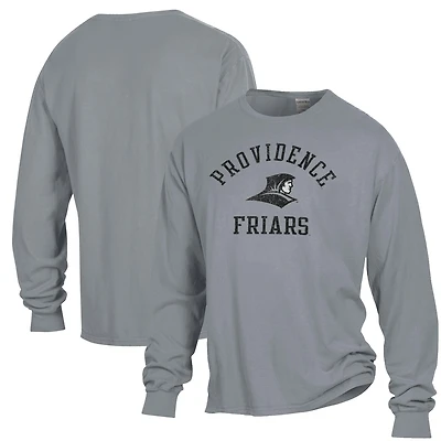 T-shirt à manches longues pour homme ComfortWash gris Providence Friars Arch Logo, teint en pièce
