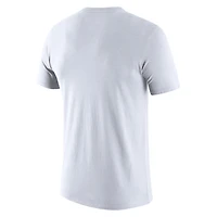 T-shirt Nike blanc pour homme Purdue Boilermakers 2026, porté sur le banc de touche