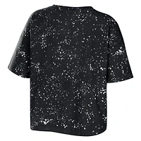 T-shirt court à col cranté noir Purdue Boilermakers, imprimé éclaboussures de javel, par Erin Andrews, pour femme