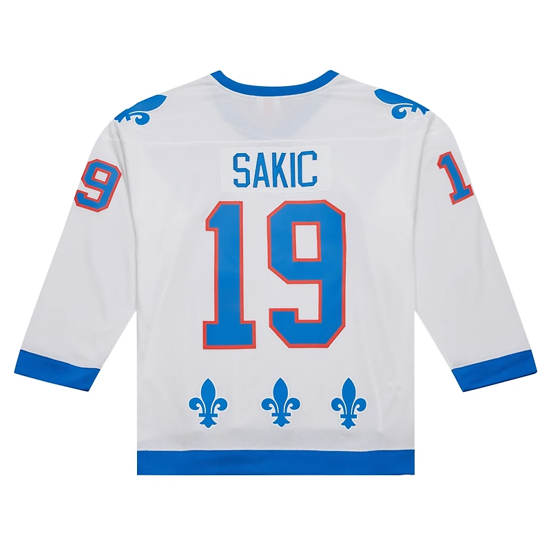 Maillot de joueur la ligne bleue Mitchell & Ness Joe Sakic, blanc, Patch du capitaine des Nordiques Québec 1994/95 pour hommes