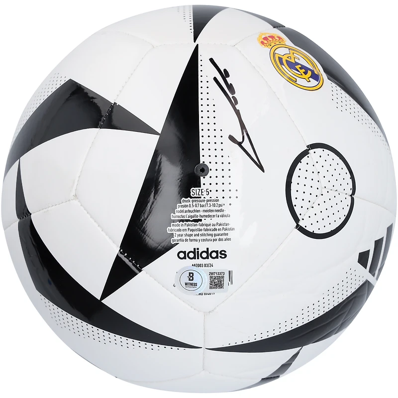 Ballon de football blanc avec logo adidas autographié par Luka Modric du Real Madrid