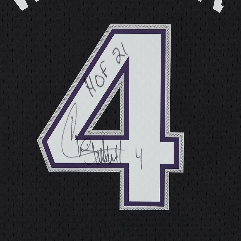 Maillot réplique Mitchell & Ness noir de Chris Webber, Sacramento Kings, saison 2000-2001, autographié et portant l'inscription « HOF 21 ».
