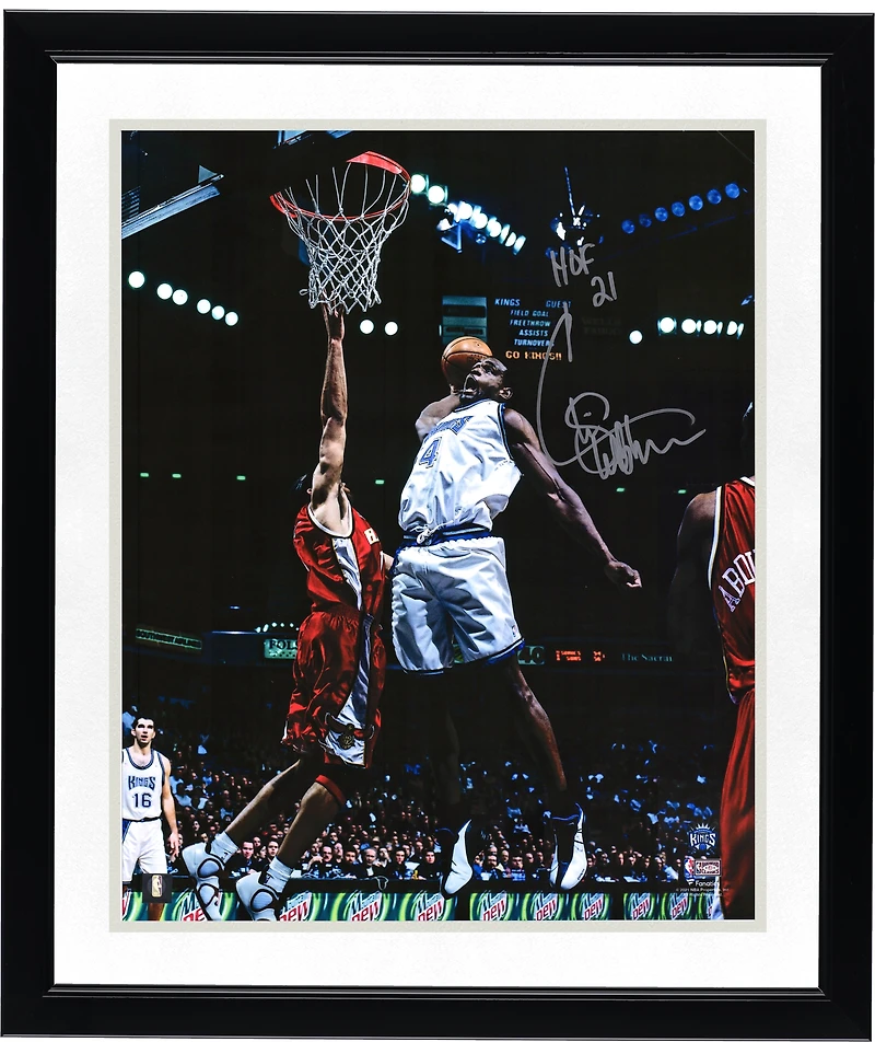 Photo dédicacée de Chris Webber (Sacramento Kings) - Dunk contre les Hawks (40,6 x 50,8 cm) avec inscription « HOF 21 ».