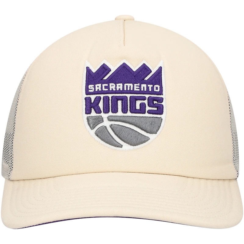Casquette réglable crème Mitchell & Ness Sacramento Kings Trucker pour hommes