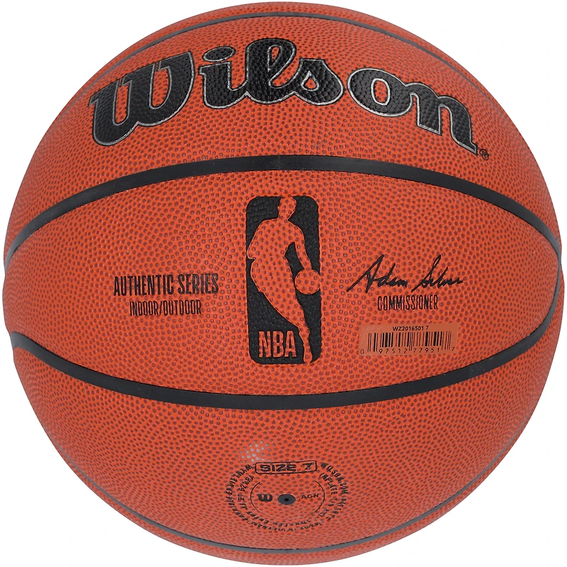 Ballon de basket-ball d'intérieur/extérieur Wilson Authentic Series autographié par Vlade Divac des Sacramento Kings avec inscription « HOF 19 »
