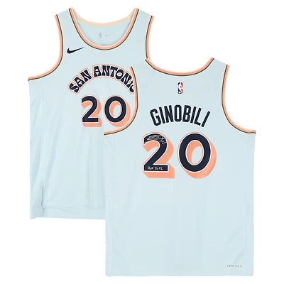 Maillot Nike City Edition Swingman bleu clair 2024-25 des San Antonio Spurs, autographié par Manu Ginobili, avec inscription « HOF 2022 ».