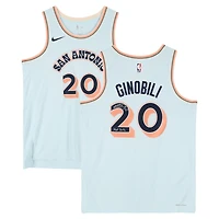 Maillot Nike City Edition Swingman bleu clair 2024-25 des San Antonio Spurs, autographié par Manu Ginobili, avec inscription « HOF 2022 ».