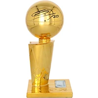 Trophée Larry O'Brien, réplique de 30 cm (12 pouces) autographié par Manu Ginobili, joueur des San Antonio Spurs et multiple champion.