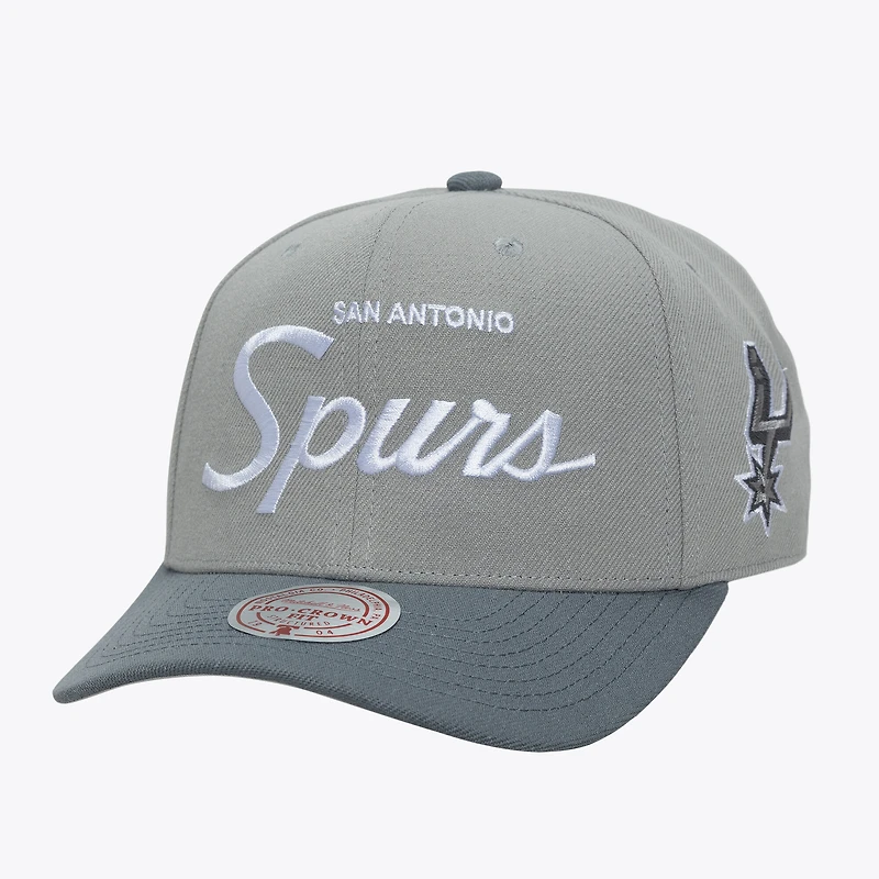 Casquette Mitchell & Ness grise pour homme, modèle Thunderstorm des San Antonio Spurs, avec logo de l'entraîneur principal.