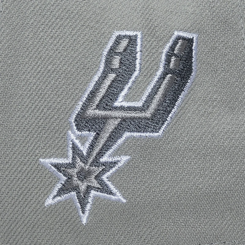 Casquette Mitchell & Ness grise pour homme, modèle Thunderstorm des San Antonio Spurs, avec logo de l'entraîneur principal.
