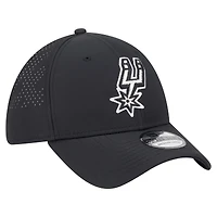 Men's New Era Black San Antonio Spurs Night 39THIRTY Flex Hat